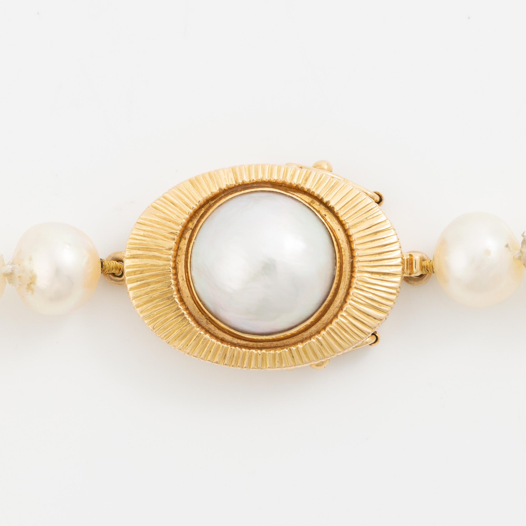 Necklace of cultured pearls with a cultured mabé pearl clasp in 18K gold.