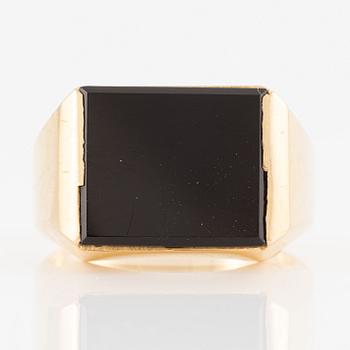 Ring 18K gold with a black stone.