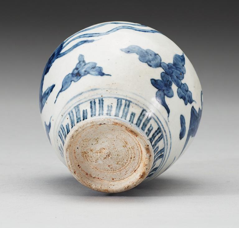 A blue and white jar with flying phoenix birds among clouds, Ming dynasty, 16th century.