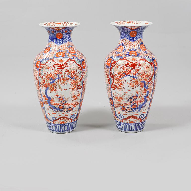 GOLVVASER, ett par, porslin, Japan, 1900-tal.