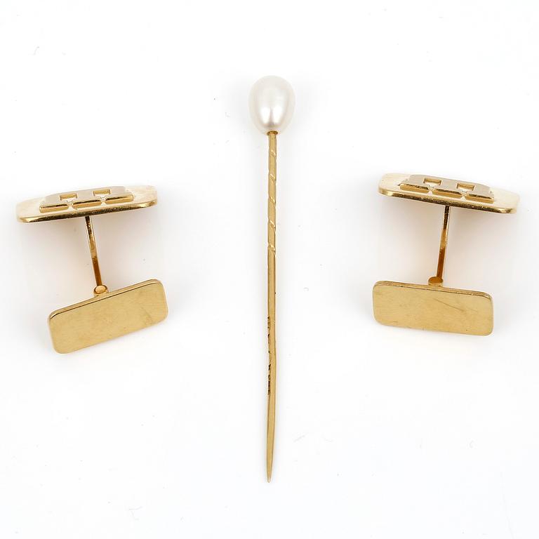 KRAVATTNÅL SAMT MANSCHETTKNAPPAR ett par, 18k guld, bl a G. Dahlgren & Co, Malmö 1974.