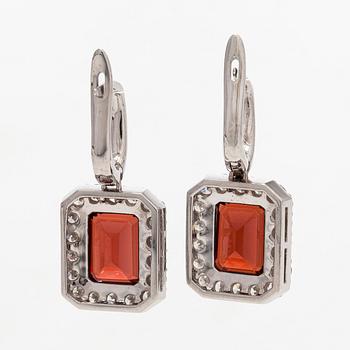 Korvakorut, 18K valkokultaa, smaragdihiottuja granaatteja ja briljanttihiottuja timantteja.