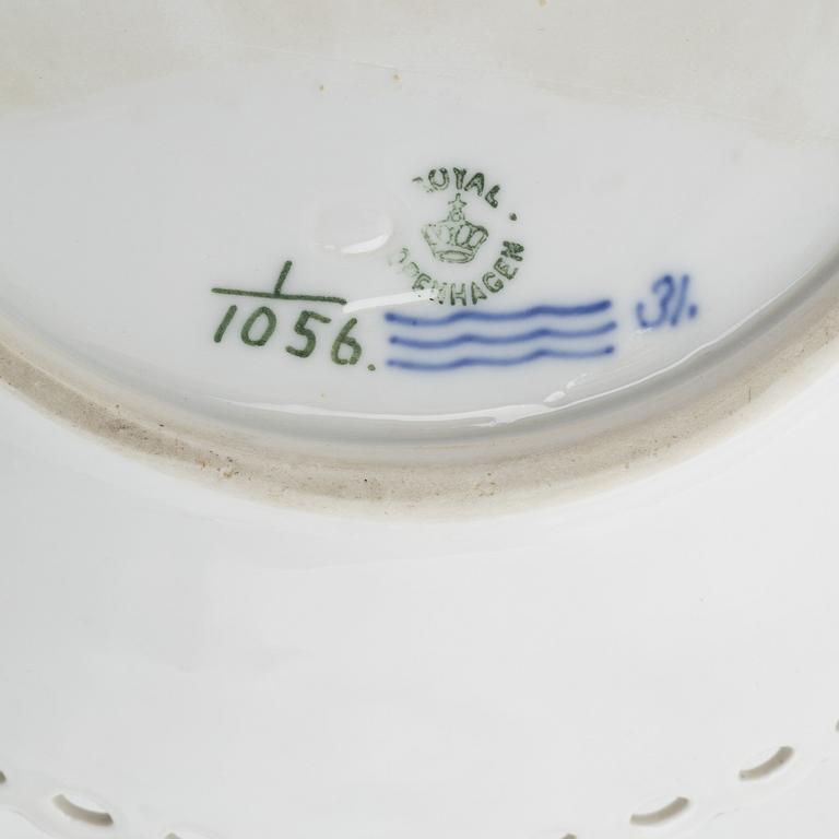 Royal Copenhagen, gallerskål med fat, porslin, Musselmalet, helblond, Danmark.