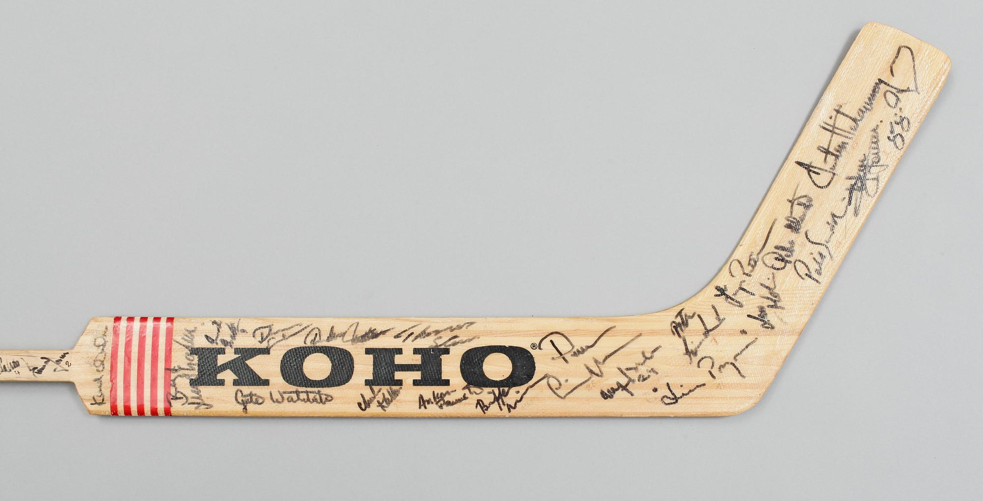 PELLE LINDBERGS MÅLVAKTSKLUBBA, med autografer från svenska landslaget Tre Kronor. Bland annat Pelle Lindbergh.