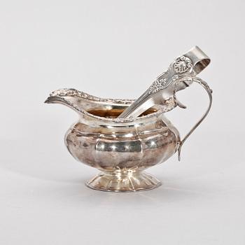 GRÄDDKANNA SAMT SOCKERTÅNG, silver, London England 1800-tal. Tot vikt ca 285 gram.