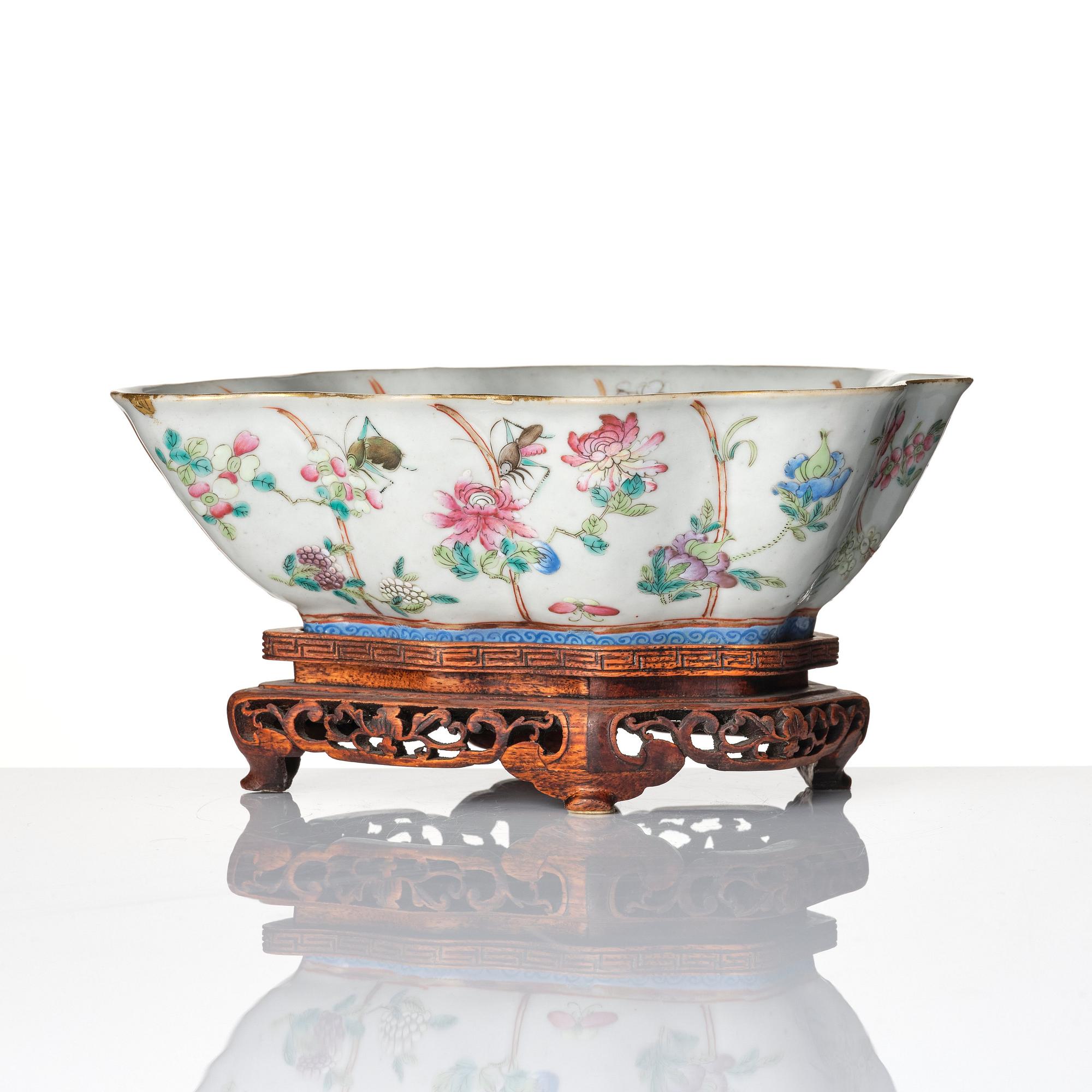 A famille rose leaf shaped dish, Qing dynasty.