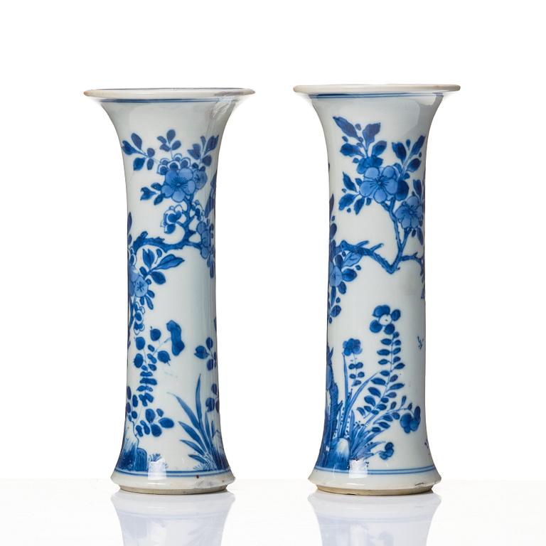 A pair of blue and white vases, Transition, 17th Century.