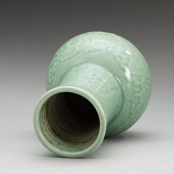 A celadon glazed vase, late Qing dynasty.