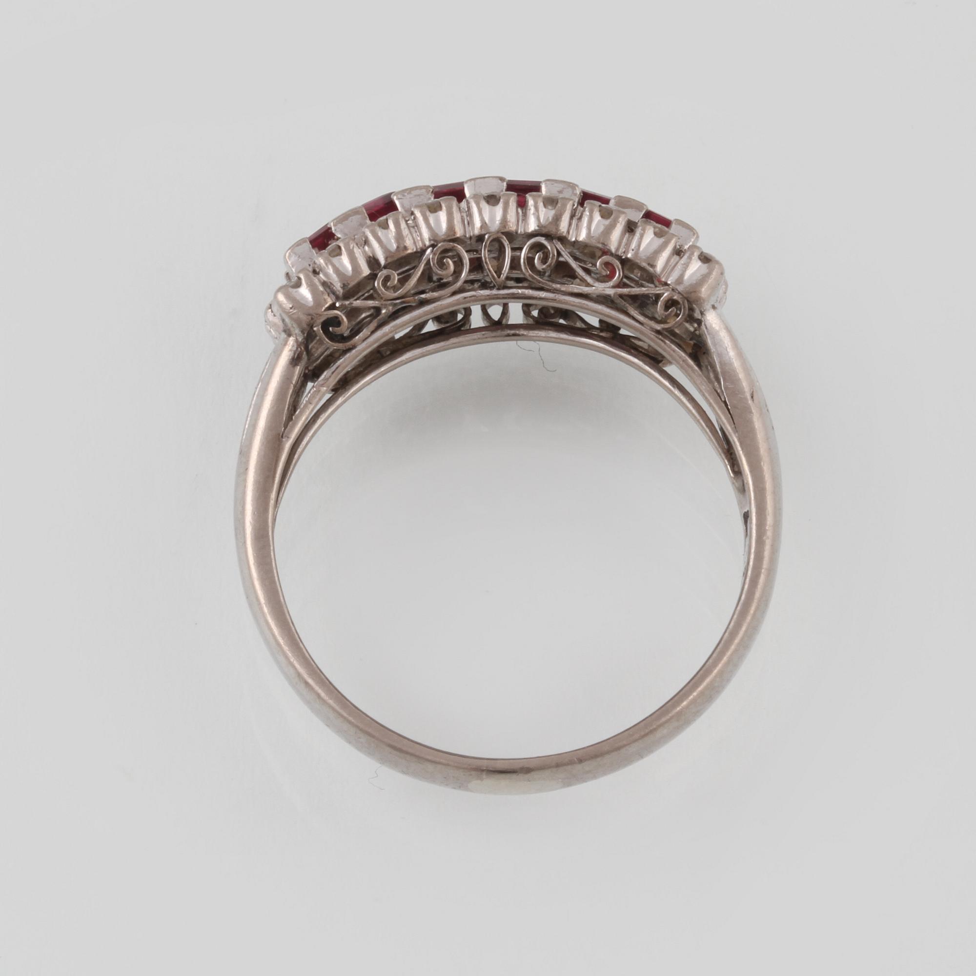 RING, 18K vitguld med 6 carréslipade rubiner och 20 åttkantslipade diamanter, engelska stämplar. Vikt 4,8 gram.