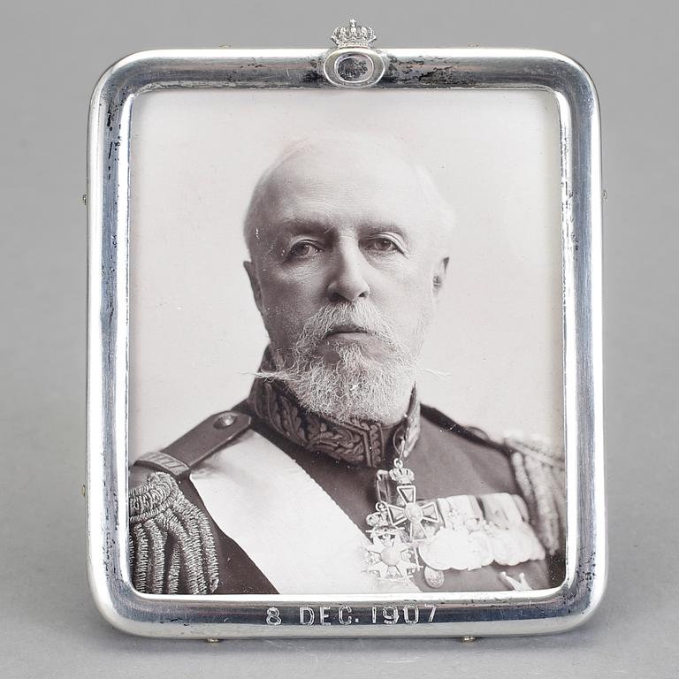 KUNGLIG MINNESRAM, Oscar II, silver, CG Hallberg, Stockholm 1908.