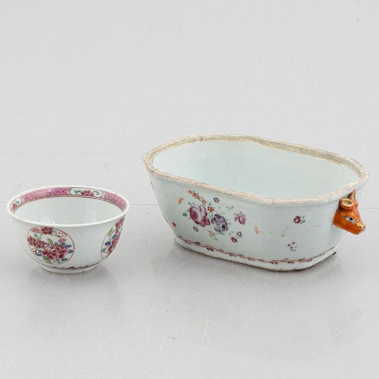 Kopp med fat, terrin utan lock, samt tre fat, porslin, Kina, Qingdynastin, 1700-tal.