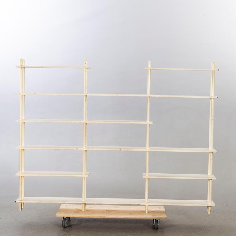 A MID 20TH CENTURY BOOK CASE.