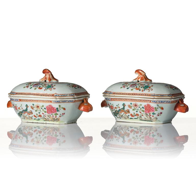 Smörterriner, ett par, porslin. Qingdynastin, Qianlong (1736-95).