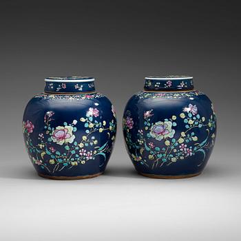 279. A pair of famille rose and powder blue jars with covers, Qing dynastin, Qianlong (1736-95).