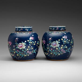 279. A pair of famille rose and powder blue jars with covers, Qing dynastin, Qianlong (1736-95).