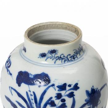 A Chinese blue and white porcelain vase with cover, Qing dynasty, Kangxi (1662-1722).