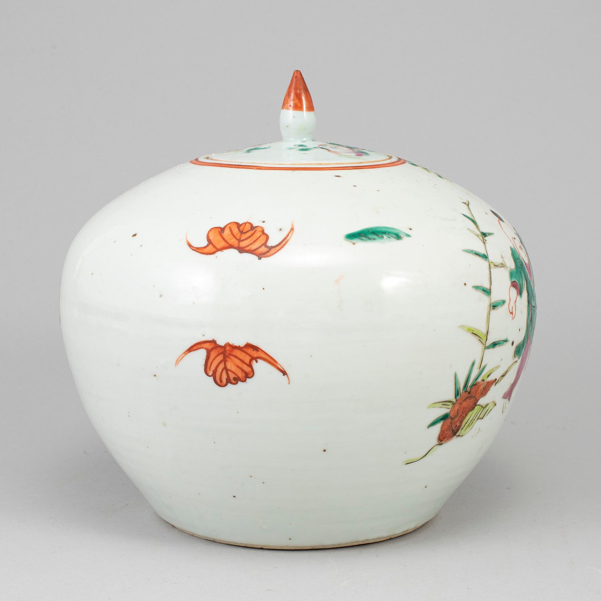 A famille rose jar with cover, Qing dynasty, late 19th/early 20th century.