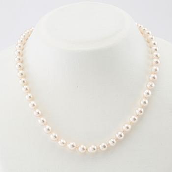 Necklace of cultured pearls with an 18K gold clasp.