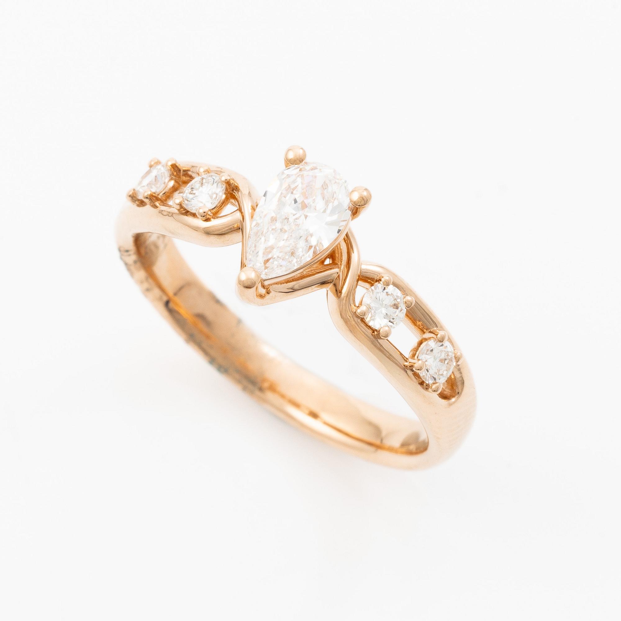 Ring 14K rose gold with a pear-shaped diamond and brilliant-cut diamonds, accompanied by an IGI report.