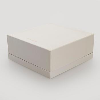 A. Tillander, malja, sterlinghopeaa ja emalia. Turku 2005.