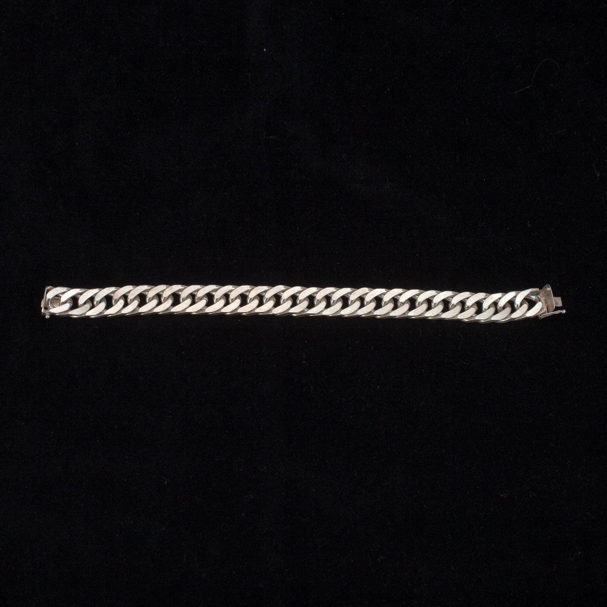 SLIPSHÅLLARE och MANSCHETTKNAPPAR, ett par, samt PANSARARMKED, silver. Tot. vikt ca 92 g.