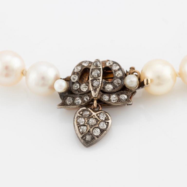 Pearl necklace with cultured pearls, antique clasp in gold and silver set with old-cut diamonds.