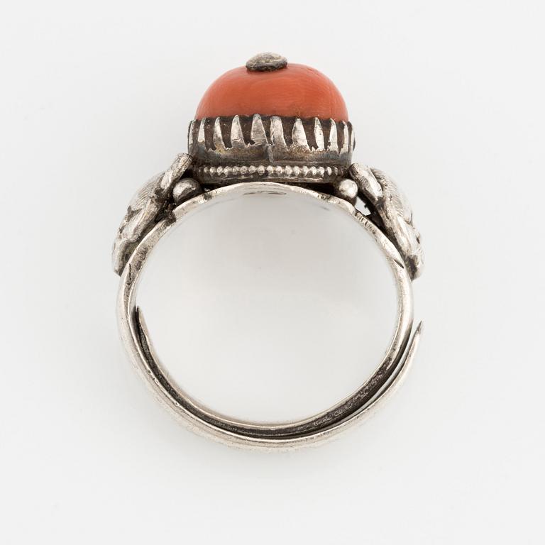 A ring in silver and coral, Tibet.