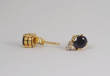 SMYCKEGARNITYR, 4 delar, 18K guld med safirer och briljanter.