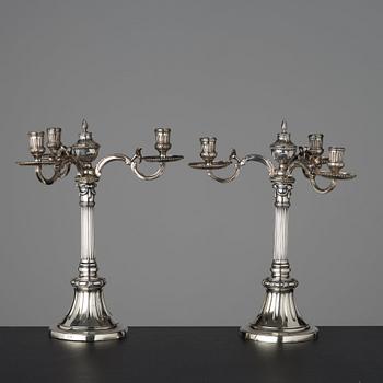 KANDELABRAR, för tre ljus, ett par, av Johan Gustaf Ahlgren, Stockholm 1777, gustavianska.