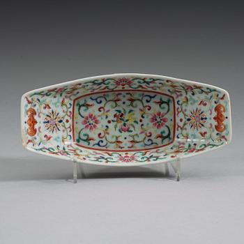 TEBÅT, porslin. Qingdynastin, Jiaqing mark and period (1796-1820).