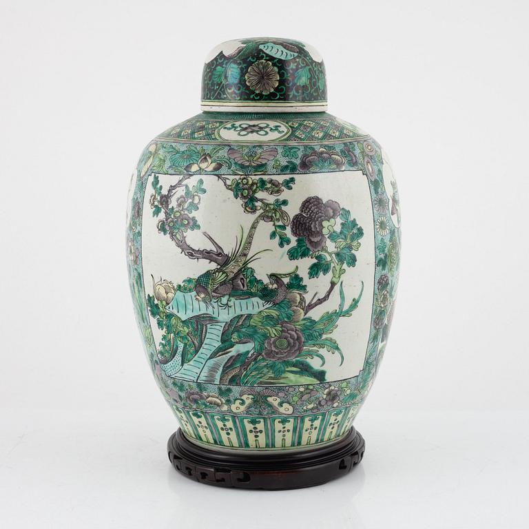 A large famille verte bisquit jar with cover, late Qing dynasty, circa 1900.