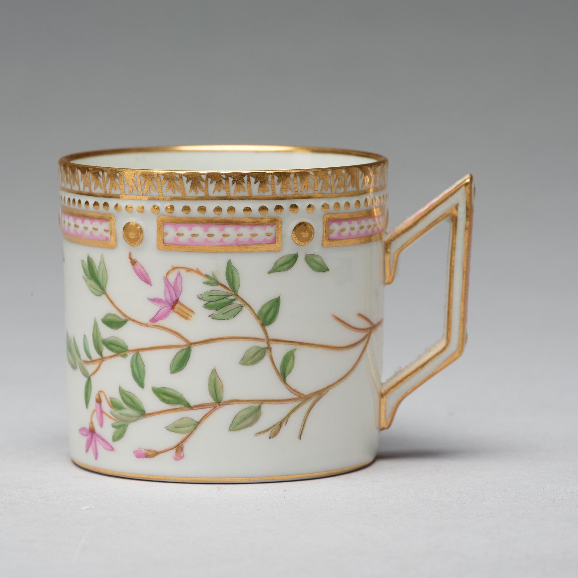 KAFFEKOPPAR med FAT, åtta stycken, porslin. "Flora Danica", Royal Copenhagen, Danmark.