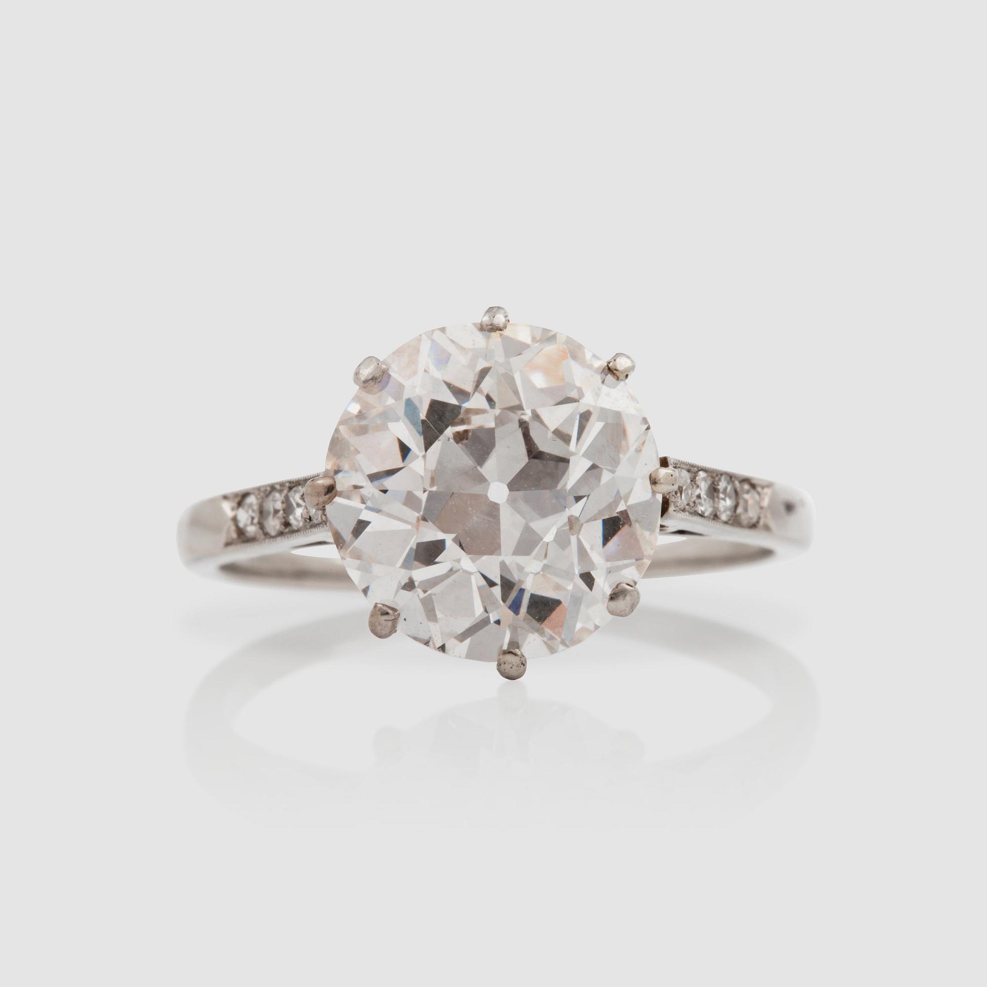 RING med gammalslipad diamant 4.05 ct, kvalitet H/VVS2, flankerad av små åttkantsslipade diamanter.