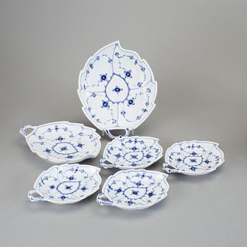 SERVISDELAR, 53 delar, porslin, "Musselmalet", Royal Copenhagen.