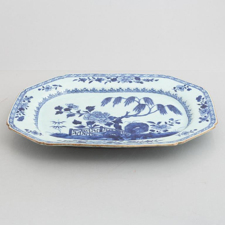 A pair of Chinese porcelain vegetable dishes with covers and two dishes, Qing dynasty, 18th and 19th century.