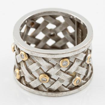Ole Lynggaard, Ring "Flet" 18K vitguld med runda briljantslipade diamanter.