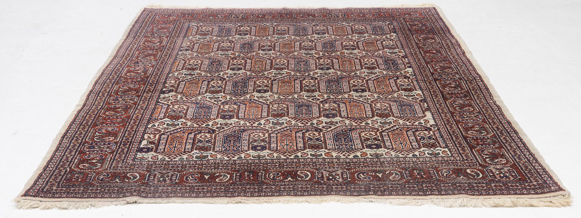 An oriental carpet, approx. 286 x 200 cm.