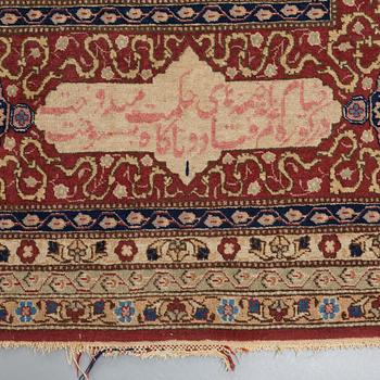 A CARPET, a semi-antique Tabriz, ca 466 x 328,5 cm.