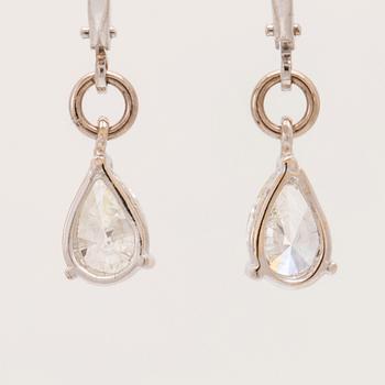 Örhängen 18K vitguld och päronslipade diamanter.