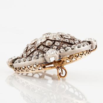A brooch/pendant in gold with old-cut diamonds.