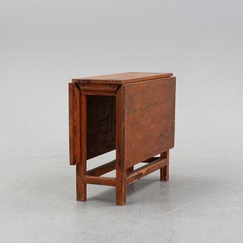 A pine gate leg table, 19th Century.