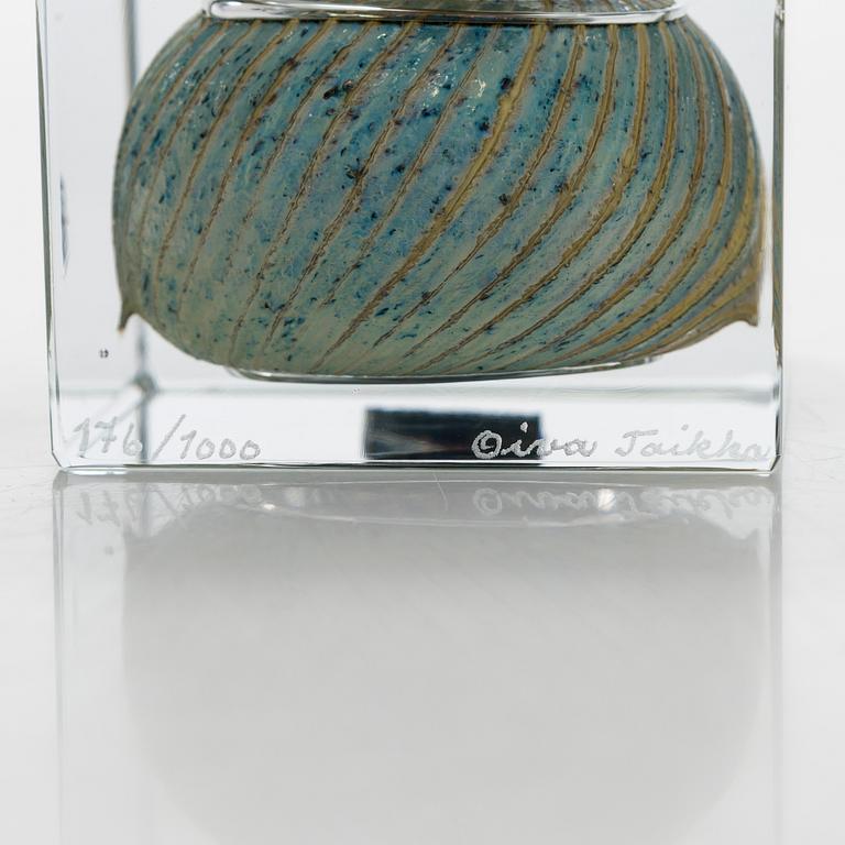 Oiva Toikka, An annual glass cube, signed Oiva Toikka Nuutajärvi 1980 and numbered 176/1000.