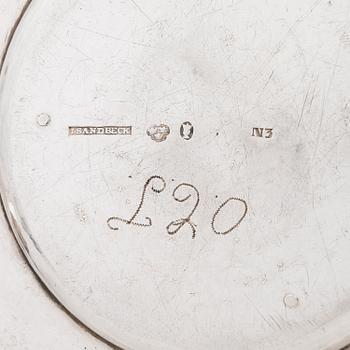 ISAAC SANDBECK, KASTIKEMALJA aluslautasella, hopeaa, Tukholma 1819.