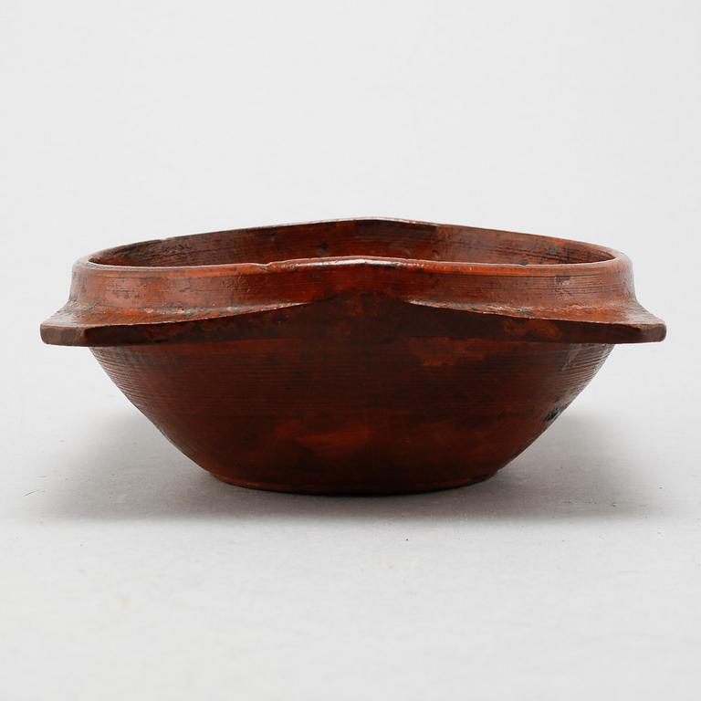 A wooden folk art bowl from 1780.