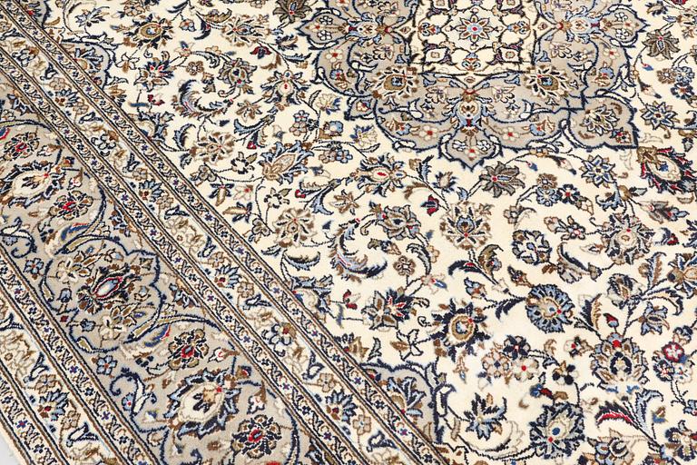 A Keshan carpet, approx. 340 x 244 cm.