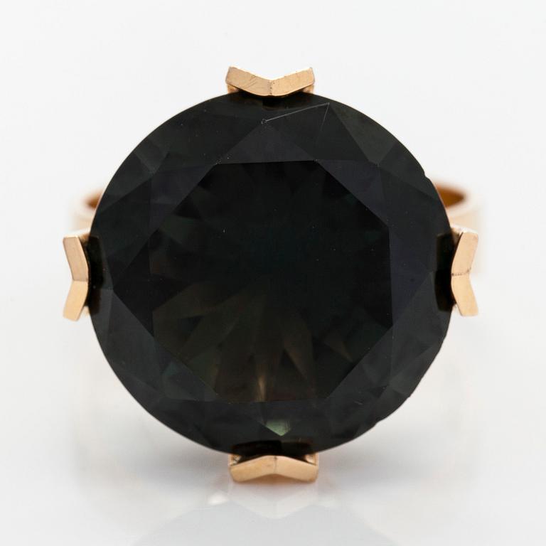 Elis Kauppi, a 14K gold ring, with a synthetic green spinel. Kupittaan Kulta, Turku 1972.