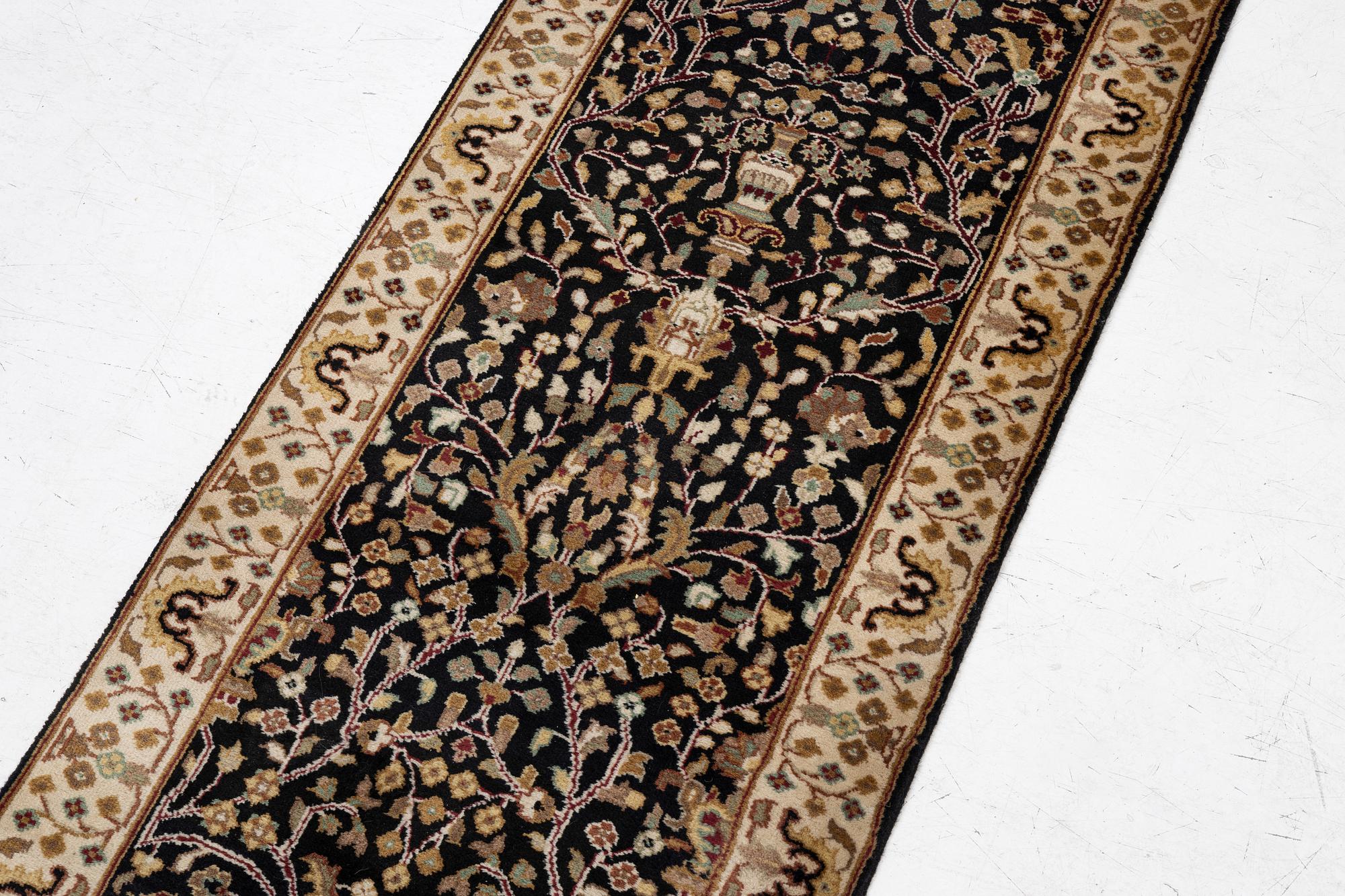 Gallerimatta, orientalisk, ca 517 x 76 cm.