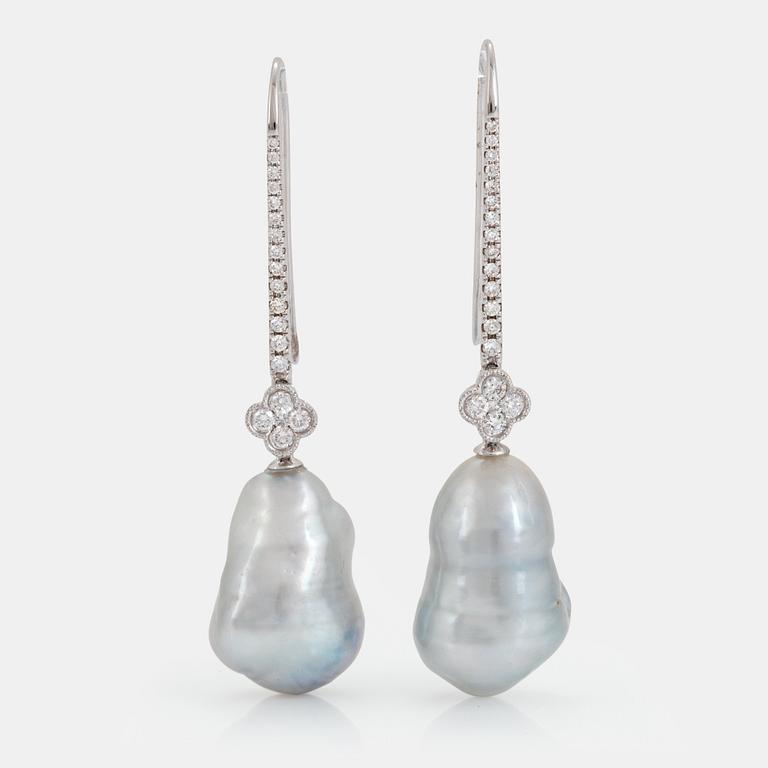 Ett par örhängen med odlade barocka South Sea pärlor 18K vitguld med runda briljantslipade diamanter.