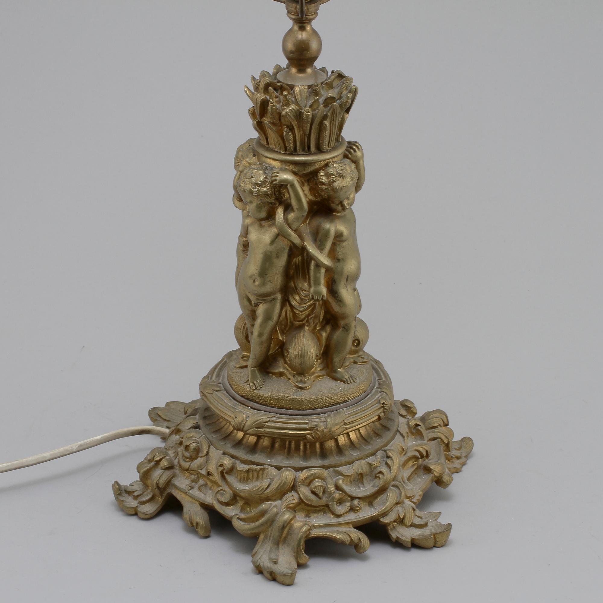 BORDSLAMPA, bronserad metall, rokokostil, 1900-talets första hälft.