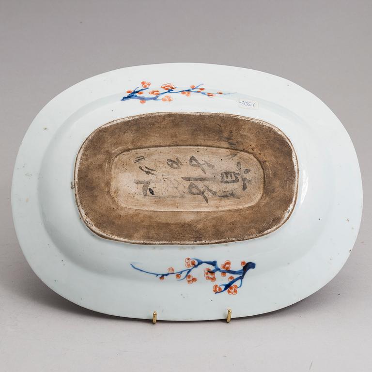 An imari dish, Qing dynasty, Qianlong (1736-95). Set in a frame.
